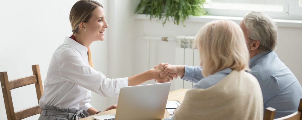 Smiling,Female,Lawyer,,Real,Estate,Agent,Or,Financial,Advisor,Handshaking