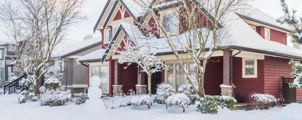 A,Typical,American,House,In,Winter.,Snow,Covered.